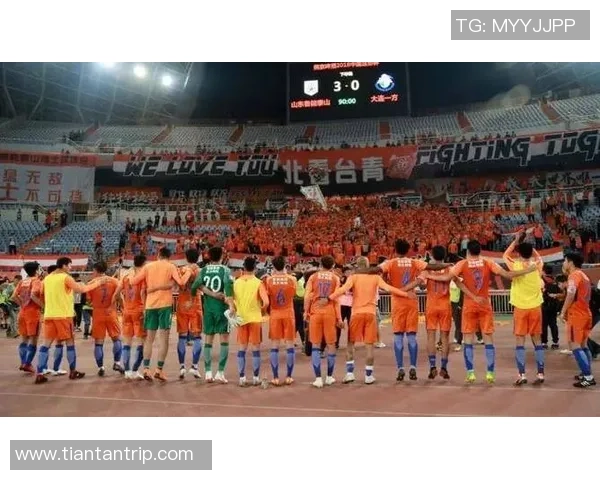 足球明星齐聚展现颠球技巧引发球迷热烈追捧与欢呼